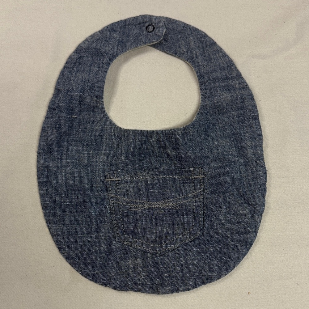 🐥 GAP - NWOT - Chic Denim Baby Bib with Pocket